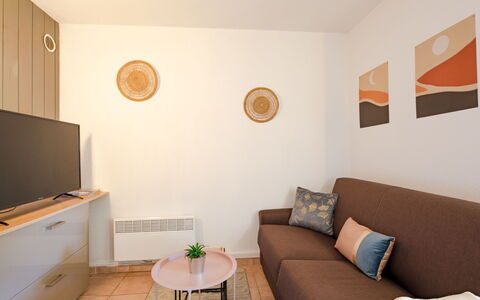 Résidence Villa Toscane: Møbel, Ejendom, Bord, Couch, Cabinetry, Træ, Stue, Orange, Belysning, Indretning