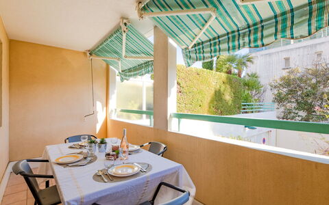 Résidence Villa Toscane: Bord, Ejendom, Møbel, Bygning, Plante, Stol, Bordservice, Skygge, Indretning, Vindue