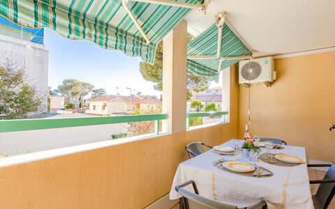 Résidence Villa Toscane: Bord, Møbel, Ejendom, Bygning, Stol, Skygge, Indretning, Himmel, Dug, Vindue