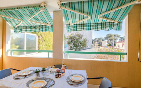 Résidence Villa Toscane: Bord, Møbel, Ejendom, Bordservice, Stol, Azure, Skygge, Textile, Indretning, Belysning