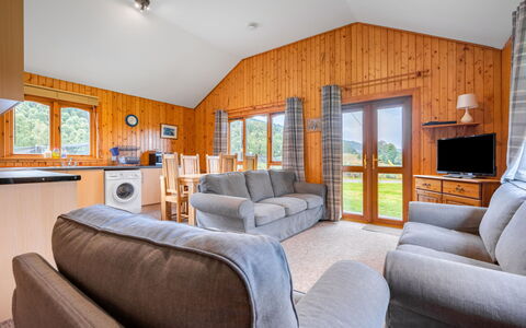 Drumnadrochit 700: Billedramme, Møbel, Ejendom, Komfort, Træ, Vindue, Couch, Skygge, Arkitektur, Bord