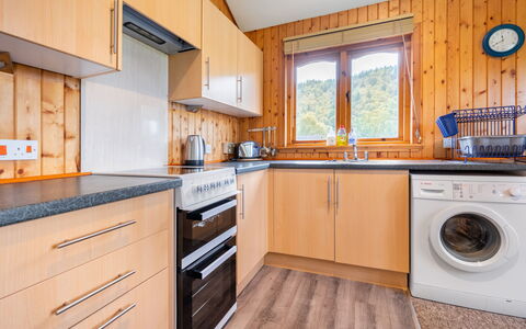 Drumnadrochit 700: Cabinetry, Countertop, Ejendom, Vaskerum, Møbel, Køkken, Komfur, Køkkenvask, Køkken Apparat, Træ