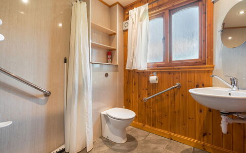 Balnain 3 Bed: Ejendom, Håndvask, Spejl, Sanitærarmatur, Bygning, Tap, Badeværelse, Badeværelsesskab, Badeværelsesvask, Cabinetry