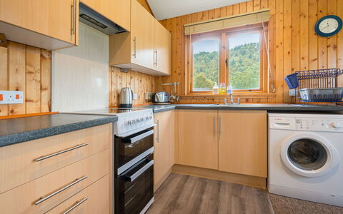 Balnain 3 Bed: Vaskerum, Cabinetry, Countertop, Ejendom, Køkken, Køkken Apparat, Komfur, Træ, Vindue, Husholdningsapparat