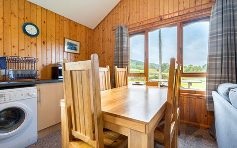 Balnain 3 Bed: Vaskerum, Ejendom, Møbel, Bord, Træ, Plante, Stol, Bejdse, Gulvbelægning, Etage