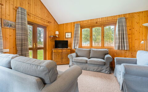 Balnain 3 Bed: Møbel, Plante, Vindue, Couch, Azure, Billedramme, Bord, Træ, Bygning, Komfort