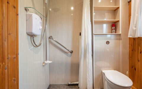 Loch Meilke 2 Bed: Ejendom, Sanitærarmatur, Brusehoved, Badeværelse, Brusestang, Bygning, Træ, Brusepanel, Etage