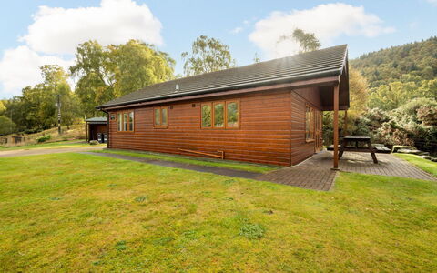 Loch Meilke 2 Bed: Sky, Himmel, Plante, Bygning, Ejendom, Træ, Naturlige Landskab, Træ, Vindue, Hus