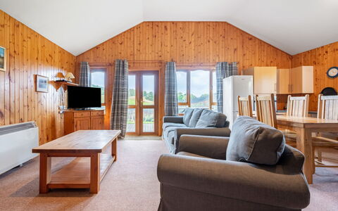 Loch Meilke 2 Bed: Møbel, Bygning, Komfort, Vindue, Couch, Træ, Indretning, Lampe, Gulvbelægning, Skygge