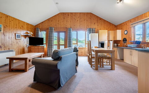 Loch Meilke 2 Bed: Bord, Ejendom, Møbel, Vindue, Komfort, Couch, Træ, Stol, Belysning, Indretning