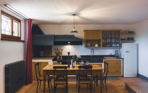Villa Sant'anna: Cabinetry, Møbel, Countertop, Bord, Vindue, Stol, Indretning, Træ, Køkken, Belysning