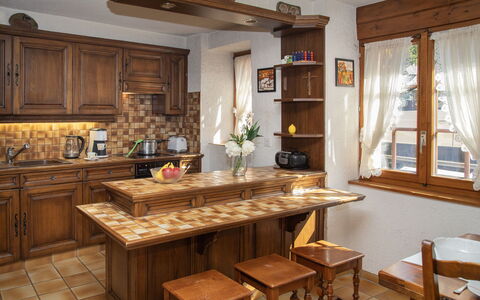 Véronique: Møbel, Køkken, Indretning, Gulvbelægning, Countertop, Cabinetry, Træ, Etage, Belysning, Værelse