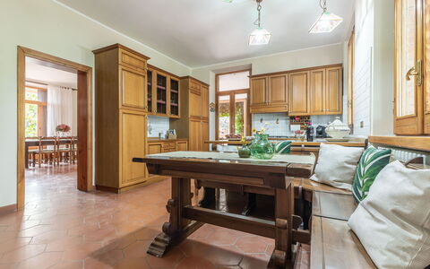 Villa Rosso Corbezzolo: Bord, Møbel, Bygning, Træ, Cabinetry, Indretning, Stue, Stol, Hus, Countertop