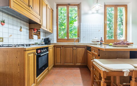 Villa Rosso Corbezzolo: Cabinetry, Køkkenvask, Countertop, Vindue, Håndvask, Køkken, Træ, Indretning, Belysning, Tap