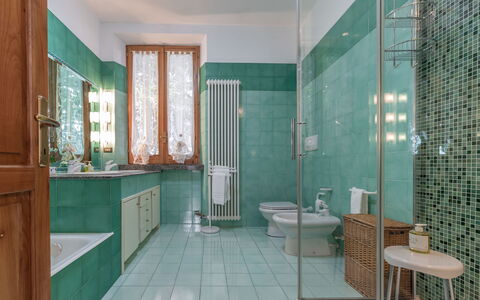 Villa Rosso Corbezzolo: Ejendom, Håndvask, Sanitærarmatur, Azure, Bygning, Spejl, Cabinetry, Badeværelse, Purple, Indretning