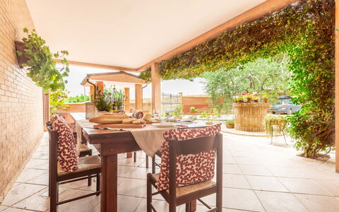 Villa Rosso Corbezzolo: Bord, Plante, Ejendom, Møbel, Stol, Blomsterkrukke, Bygning, Træ, Udendørs Bord, Udendørs Møbler