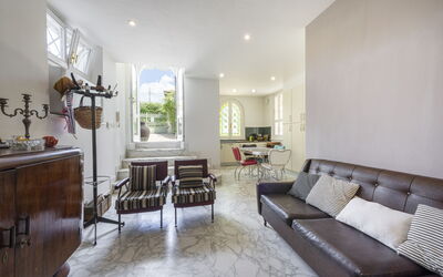 Appartamento Mara: Møbel, Couch, Bord, Cabinetry, Indretning, Stol, Træ, Stueplante, Stue, Etage