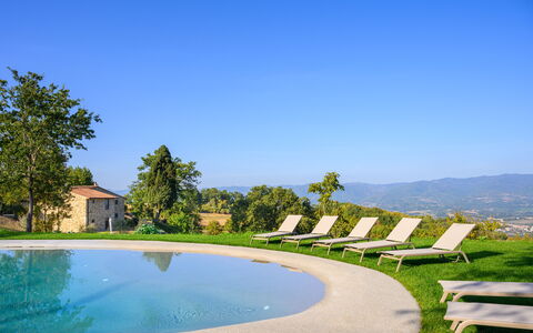 Villa Campestri: Himmel, Vand, Ejendom, Plante, Svømmepøl, Naturlige Landskab, Land Lot, Udendørs Møbler, Træ, Skygge