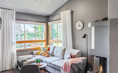 Rukaköngäs 21: Møbel, Indretning, Gulvbelægning, Etage, Træ, Couch, Stue, Værelse, Loft, Textile