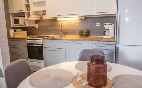 Rukaköngäs 21: Køkken Apparat, Køkken, Countertop, Møbel, Indretning, Gulvbelægning, Større Bandage, Cabinetry, Træ, Etage