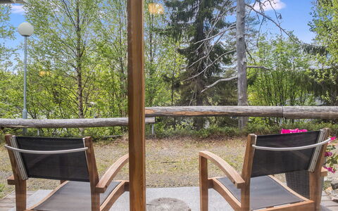 Rukaköngäs 21: Træ, Møbel, Veranda, Stol, Hårdttræ, Bejdse, Glas, Dæk, Eco Hotel, Skygge