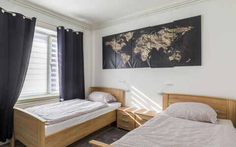 Wingst 655: Møbel, Vindue, Komfort, Træ, Bygning, Skygge, Indretning, Gardin, Bed Frame, Lampe