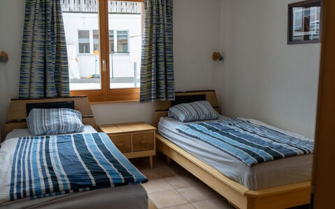 Alpine Retreat: Møbel, Træ, Indretning, Textile, Etage, Seng, Gulvbelægning, Belysning, Værelse, Soveværelse