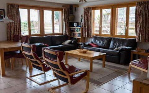 Alpine Retreat: Møbel, Indretning, Gulvbelægning, Etage, Couch, Træ, Værelse, Stue, Stol, Bord