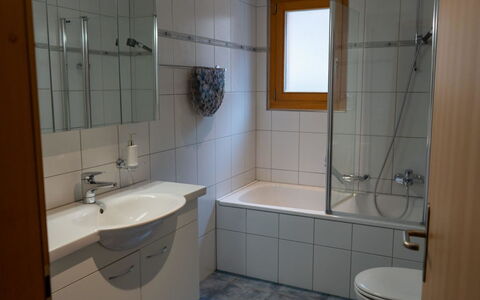 Alpine Retreat: Badeværelse, Sanitærarmatur, Badeværelsesvask, Gulvbelægning, Indretning, Håndvask, Etage, Tap, Vvs, Flise
