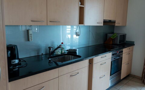 Alpine Retreat: Countertop, Køkkenvask, Cabinetry, Køkken, Gulvbelægning, Håndvask, Indretning, Køkken Apparat, Sanitærarmatur, Tap