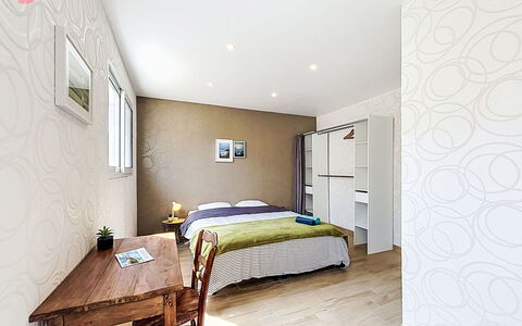 Les Bégonias: Møbel, Indretning, Gulvbelægning, Etage, Seng, Værelse, Træ, Loft, Soveværelse, Textile