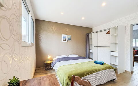 Les Bégonias: Møbel, Indretning, Seng, Etage, Gulvbelægning, Soveværelse, Væg, Værelse, Træ, Loft