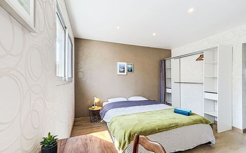 Les Bégonias: Møbel, Indretning, Seng, Etage, Gulvbelægning, Soveværelse, Væg, Værelse, Træ, Loft