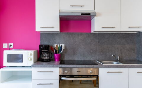 Les Bégonias: Cabinetry, Countertop, Ejendom, Møbel, Bygning, Køkkenvask, Hvid, Komfur, Purple, Køkken