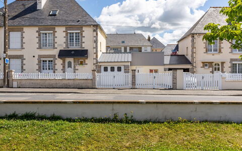 Les Bégonias: Sky, Himmel, Vindue, Bygning, Plante, Land Lot, Hus, Træ, Kvarter, Boligområde