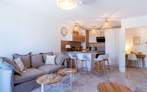 Rue de L'Amarrage: Bord, Møbel, Ejendom, Bygning, Couch, Indretning, Belysning, Stol, Træ, Lampe