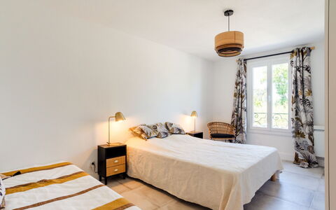 Rue de L'Amarrage: Møbel, Ejendom, Komfort, Træ, Bygning, Bed Frame, Belysning, Textile, Indretning, Skygge