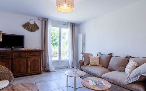 Rue de L'Amarrage: Møbel, Bord, Ejendom, Cabinetry, Couch, Belysning, Træ, Indretning, Vindue, Gul