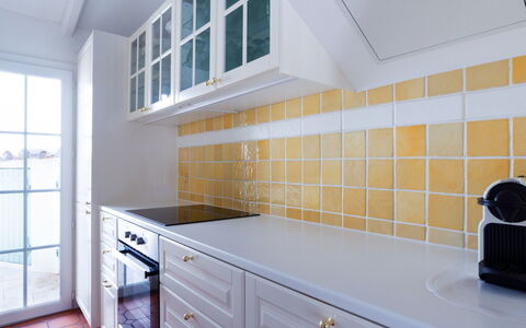 Les Résidences de Beauvallon: Cabinetry, Møbel, Ejendom, Bygning, Countertop, Vindue, Køkken, Skuffe, Træ
