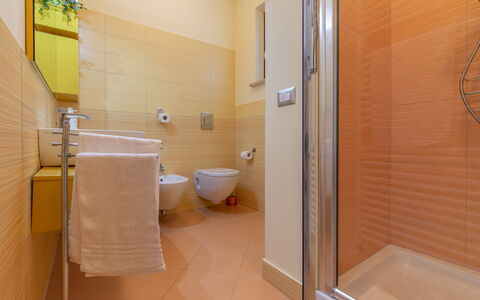 Casamare: Brun, Bygning, Ejendom, Sanitærarmatur, Badeværelse, Håndvask, Hus, Gulvbelægning, Toilet