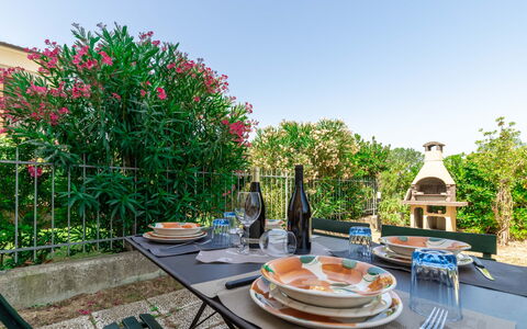Casamare: Bord, Møbel, Himmel, Plante, Bordservice, Ejendom, Blomst, Stol, Azure, Botanik