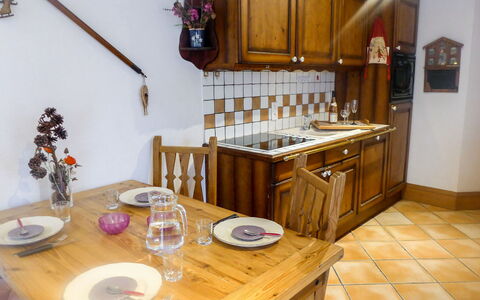 Le Krystor: Møbel, Bord, Cabinetry, Ejendom, Bordservice, Træ, Countertop, Indretning, Tallerkner, Køkken