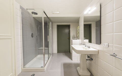 Villa San Gennaro: Spejl, Tap, Håndvask, Badeværelsesvask, Sanitærarmatur, Bygning, Plante, Badeværelse