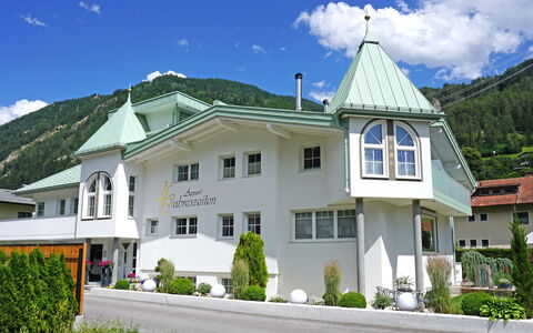 Ried im Oberinntal 187: Sky, Himmel, Plante, Ejendom, Vindue, Bygning, Træ, Bjerg, Hus, Boligområde