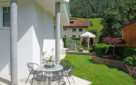 Ried im Oberinntal 187: Plante, Ejendom, Bygning, Bord, Træ, Himmel, Indretning, Land Lot, Arkitektur, Stol
