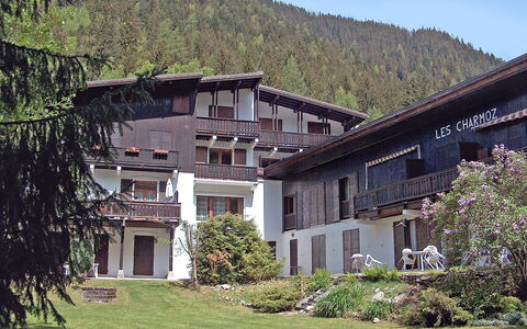 Les Charmoz: Plante, Bygning, Ejendom, Vindue, Bjerg, Himmel, Natur, Hus, Træ, Vegetationen