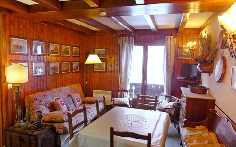 Les Charmoz: Billedramme, Bord, Møbel, Ejendom, Lampe, Indretning, Træ, Belysning, Stol, Stue