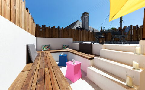 Le Rahic: Daytime, Ejendom, Himmel, Couch, Træ, Arkitektur, Indretning, Urban Design, Væg, Materielle Værdier