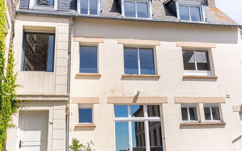 Saint Malo 435: Bygning, Vindue, Ejendom, Blå, Hus, Arkitektur, Plante, Træ, Dør