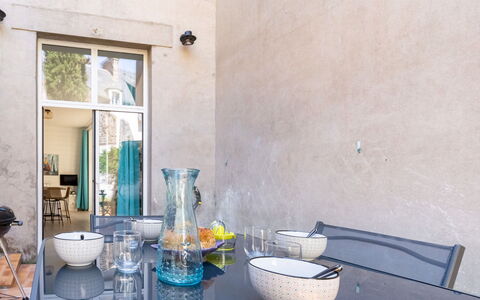 Saint Malo 435: Ejendom, Bygning, Bordservice, Azure, Purple, Drinkware, Vindue, Indretning, Bord, Arkitektur